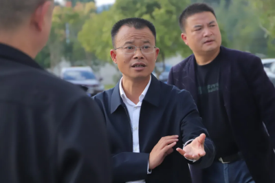 新晃縣委常委、縣委政法委書(shū)記楊海濱到我校視察、指導(dǎo)學(xué)校工作
